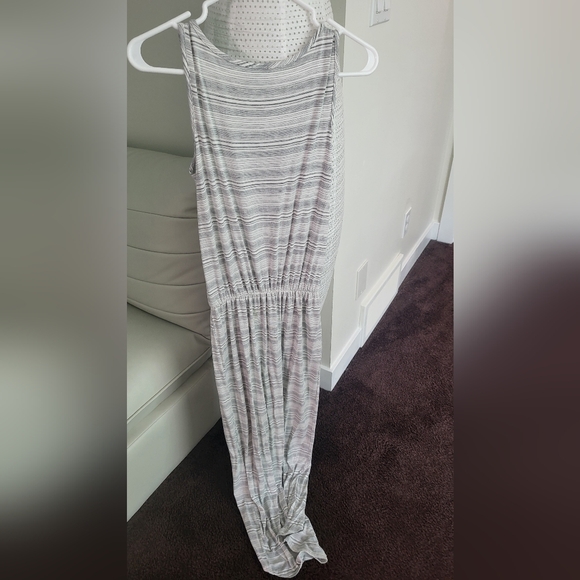 Light, Sleevless Summer Dress - Picture 2 of 4